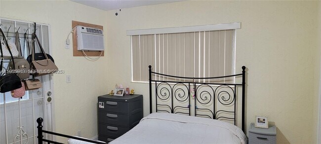 Photo - 2441 SW 27th Ave Unidad 1