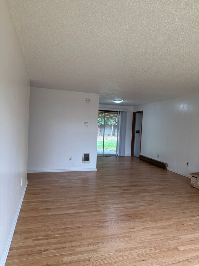 Photo - Great location in Milwaukie, OR! 3 bedroom 1 bath home with a large yard!
