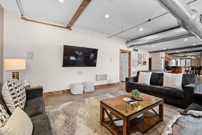 Photo - 301 E Walnut St Unidad ID1285758P