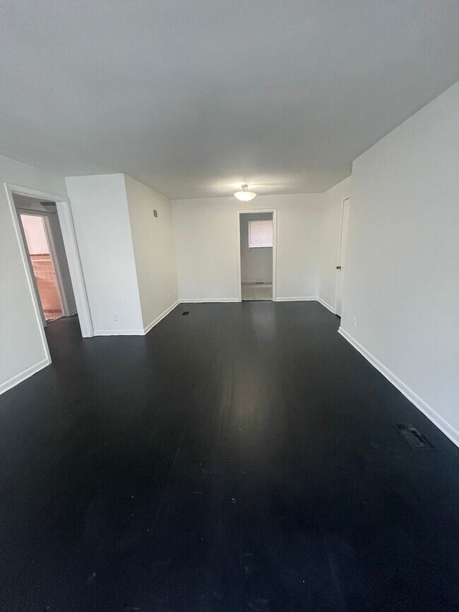 Photo - VANW18062          25 Unidad 1806 VAN WERT AVENUE #2 - down