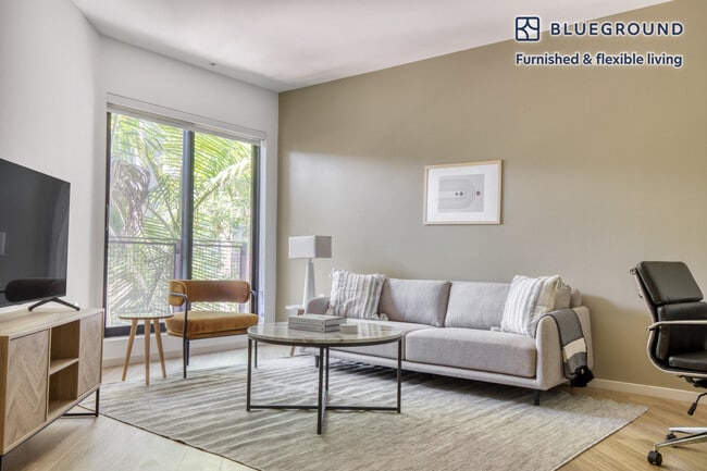 Building Photo - 6201 Hollywood Blvd Rental