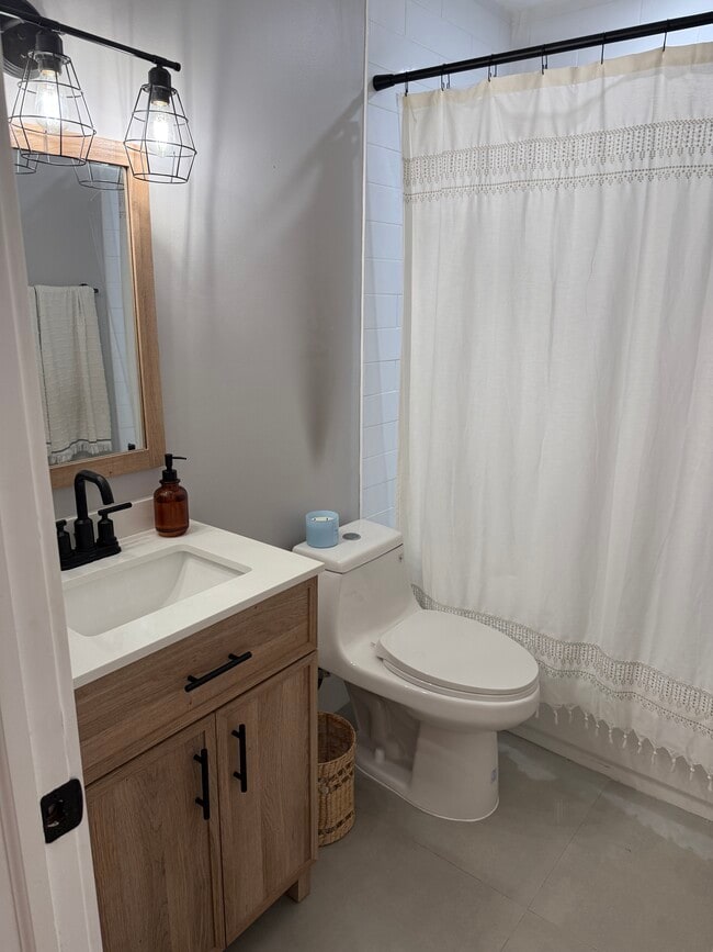 Baño de invitados con bañera - 7953 SW 104th St Unidad 205D