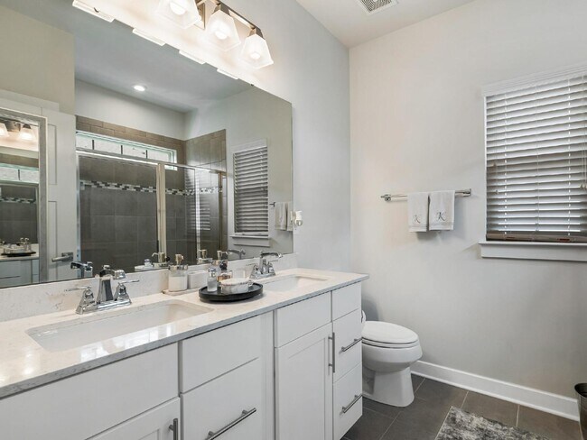 Photo - End unit townhome just minutes from uptown!!