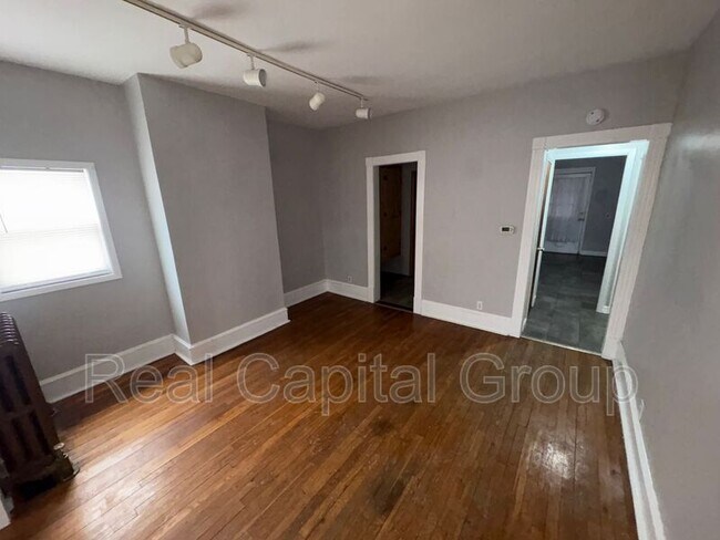 Photo - 1529-1529 Foster Ave