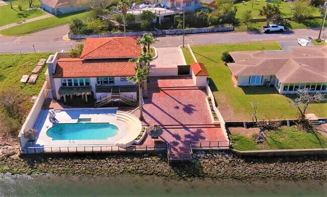 Photo - 602 N Shore Dr E
