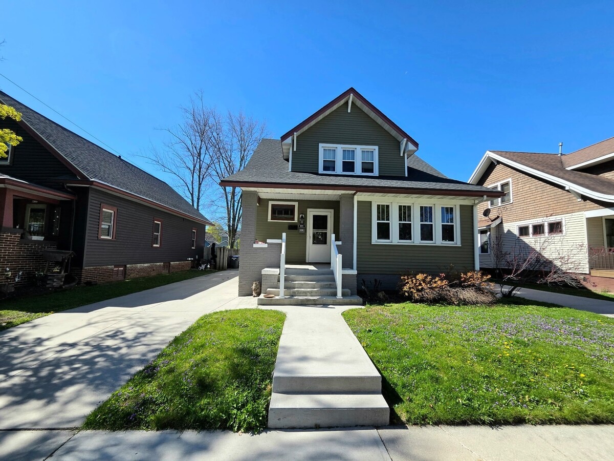 Photo - 921 Bell St