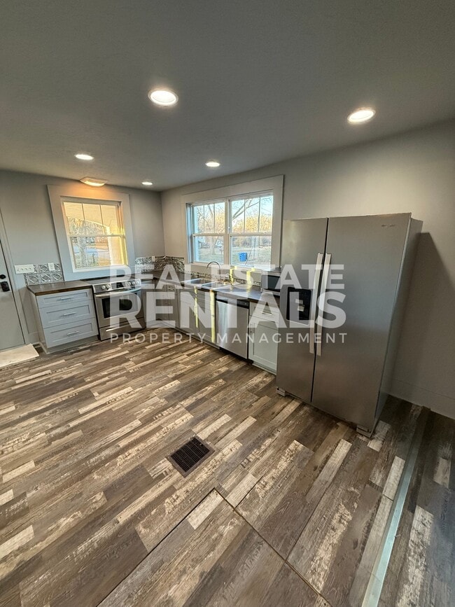 Photo - 310 Mountain St NW