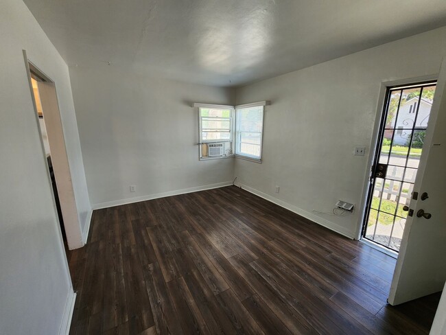 Photo - Pershing Duplex Unidad 260 W 18th St