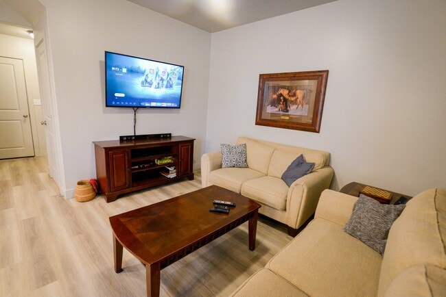 Photo - 735 N Old Fort Dr