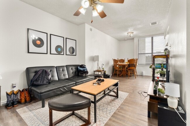 Photo - 2409 Leon St