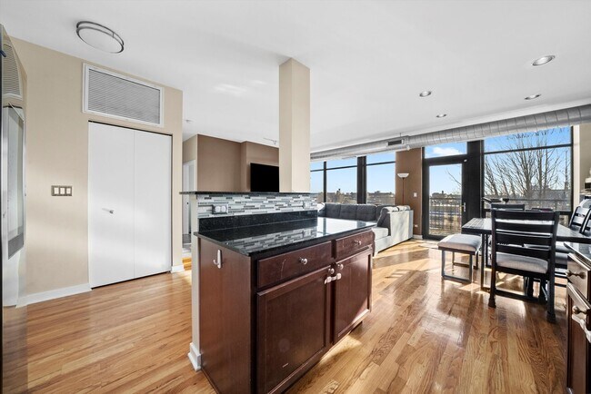 Photo - 1001 W 15th St