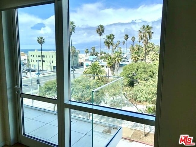 Building Photo - 1705 Ocean Ave Unit 403 Rental