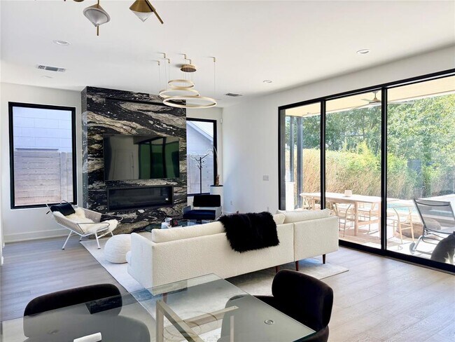 Photo - 2015 De Verne St