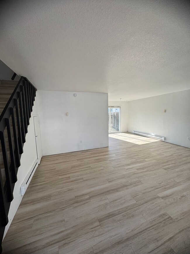 Fully Remodeled 3 Bedroom, 1 Bath duplex w... - Fully Remodeled 3 Bedroom, 1 Bath duplex w... House