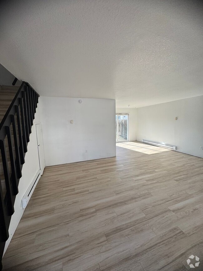 Building Photo - Fully Remodeled 3 Bedroom, 1 Bath duplex w... Rental