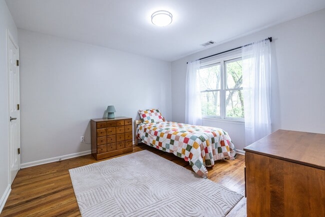 Photo - 445 Loomis Ave SE