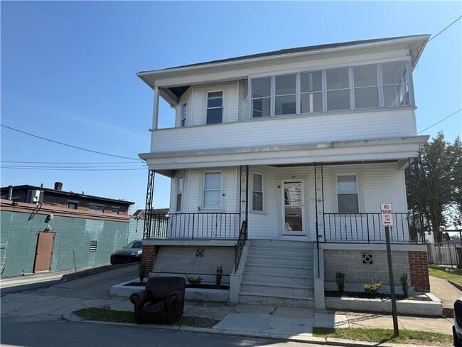 Building Photo - 10 Knight St