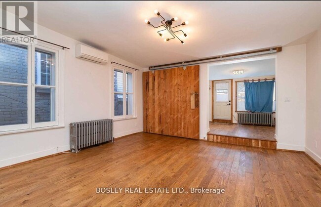 Photo - 2994 Dundas St W