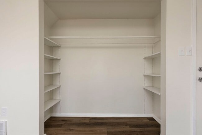 Photo - 9308 Aylesbury Dr Unidad #4