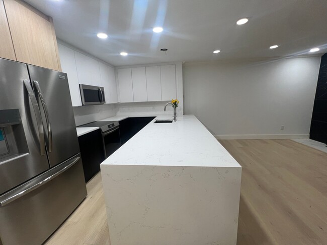 Photo - 910 W Hallam St Unit 12