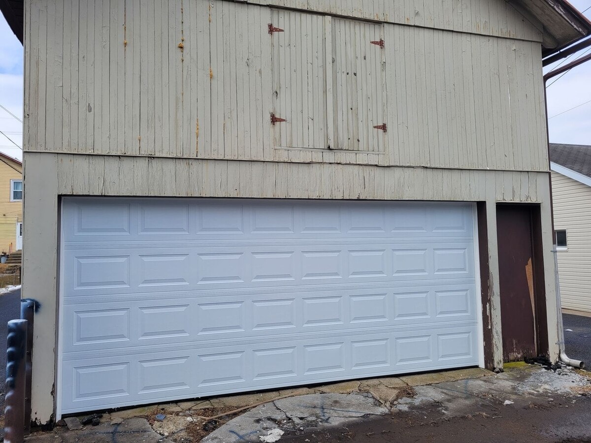 Photo - 132 S 5th Ave Unidad Garage