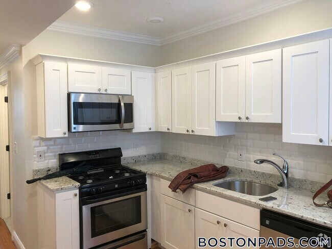 Building Photo - 194 Salem St Rental