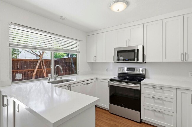 Building Photo - Luxury 2 bedroom Townhome in Great Location