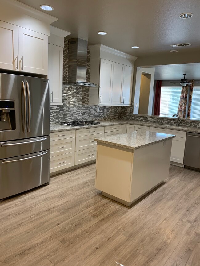 Photo - 2080 Henderson Way