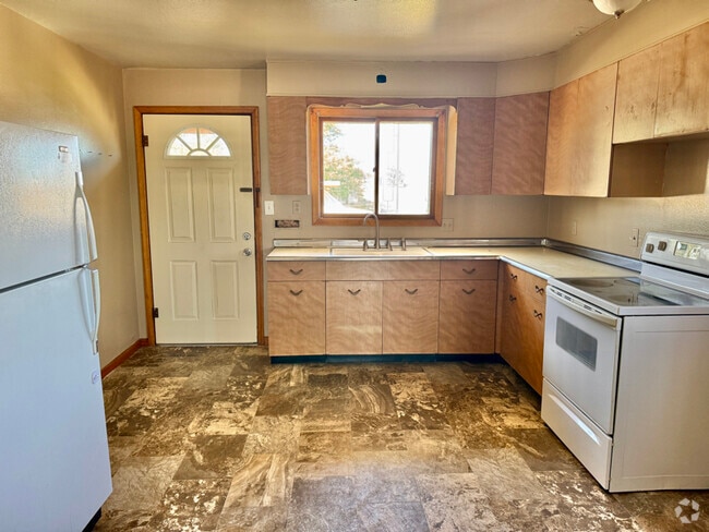 Building Photo - 302 W 7th St Rental