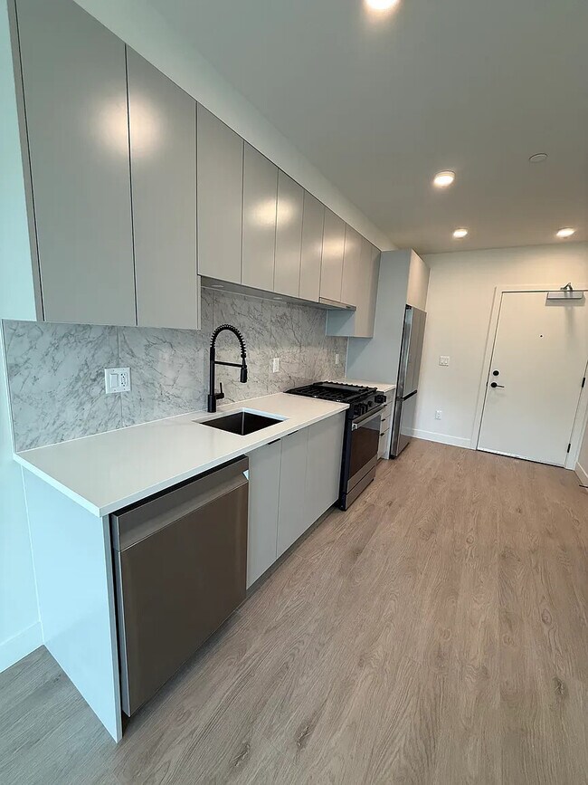 Photo - 13238-13105 105 Ave