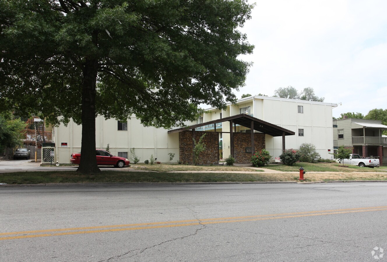 Photo - Belmont Plaza