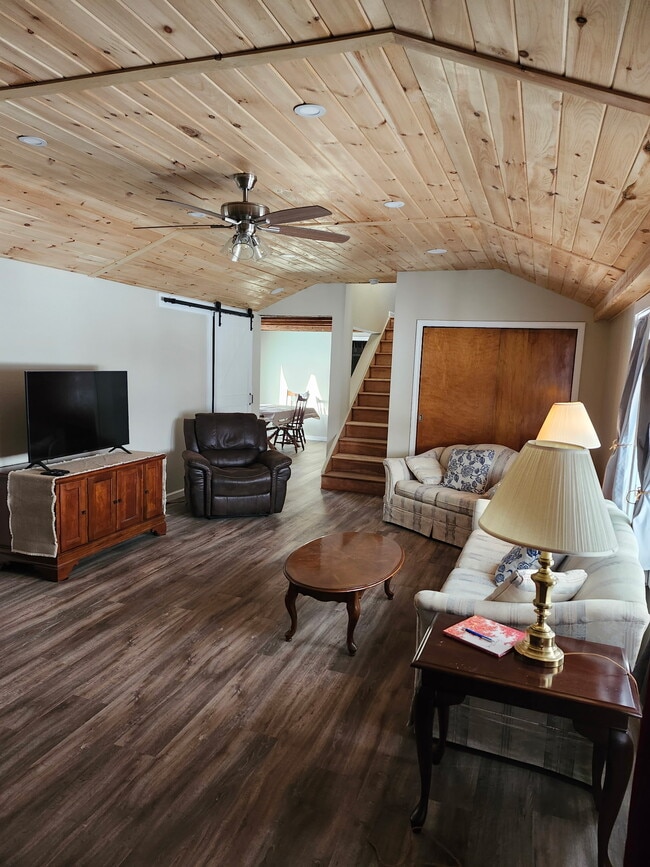 Vista desde la entrada al salón con el comedor a la izquierda de la escalera. - 8152 Wilson Karr Rd Unidad 1