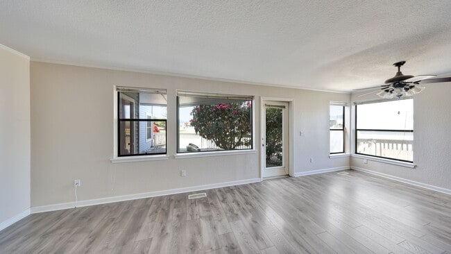 Photo - 2 Bed 2 Bath - Windjammer Park - Dog per Approval - NAS Whidbey