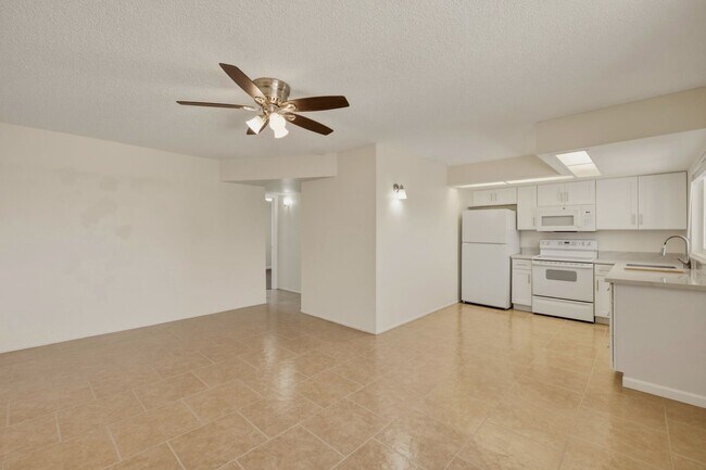 Building Photo - 45 N Phyllis Unit 208