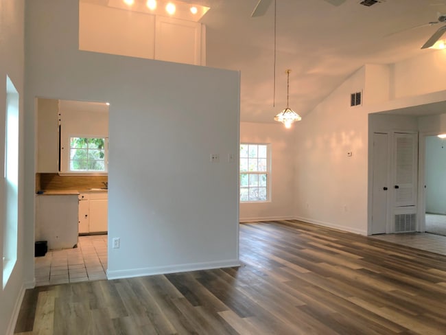 Photo - 302 Pecan Dr