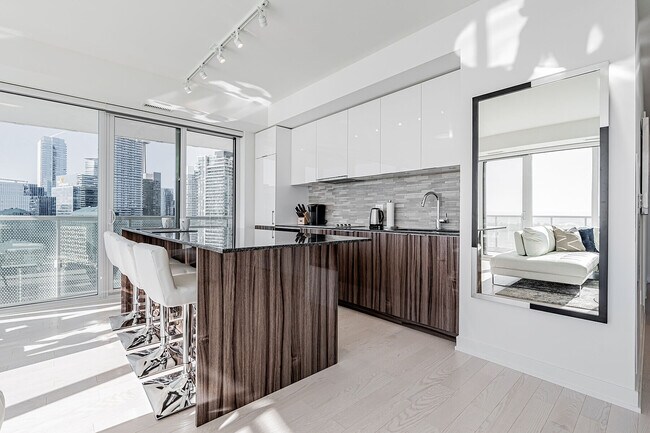 Photo - 15 Queens Quay E