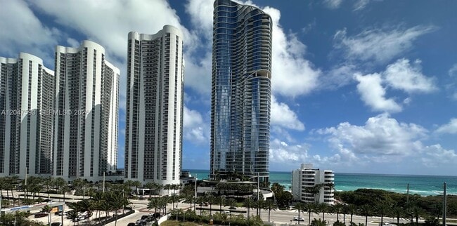 Building Photo - 100 Bayview Dr Unit 911