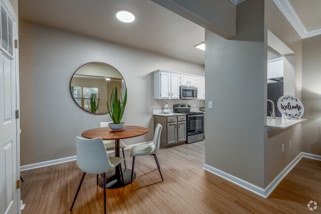 1BR, 1BA - 675SF - Dining Room