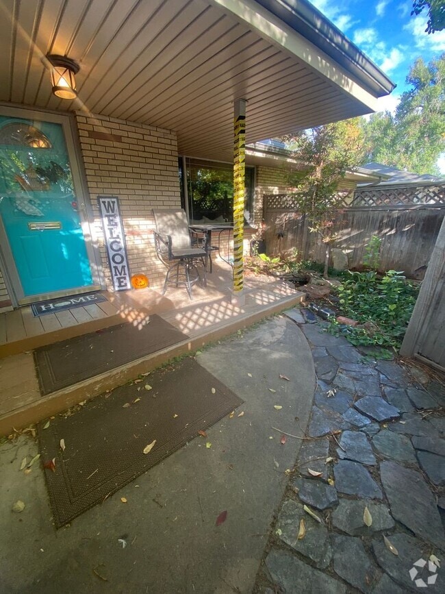 Building Photo - Charming 3 Bed, 1.5 Bath Home in Central F...