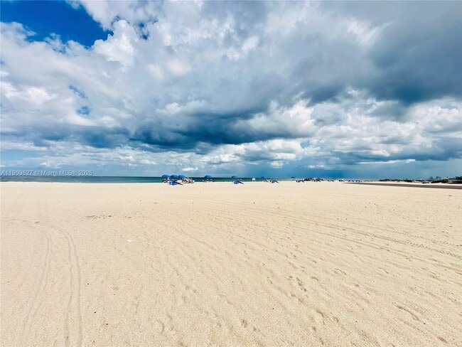 Building Photo - 2424 SE 17th St Unit B307