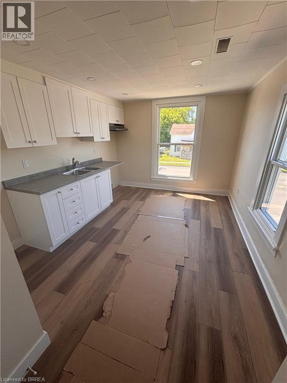 Photo - 130 King St