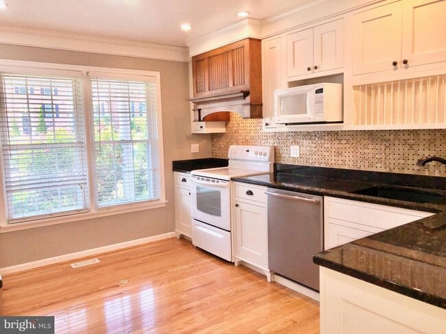 Building Photo - 10 Donagh Ct
