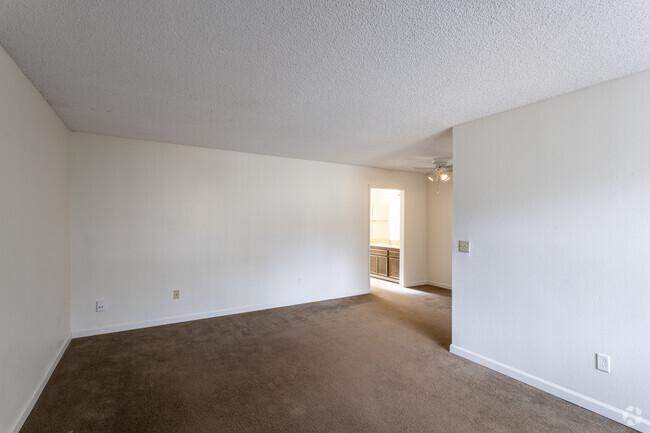 1 BR, 1 BA - 615 SF