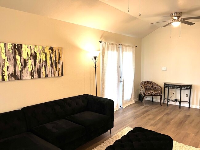 Photo - 1521 N Ross Ave
