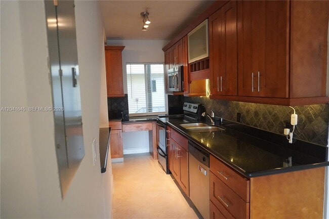 Building Photo - 2880 Pine Tree Dr Unit 2