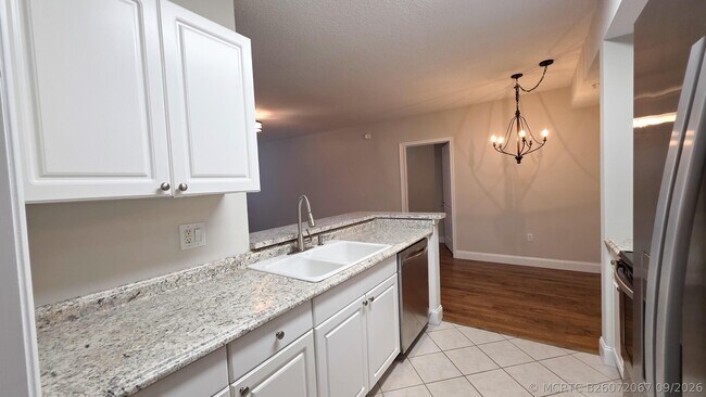 5090 Fairways Cir Unidad H105