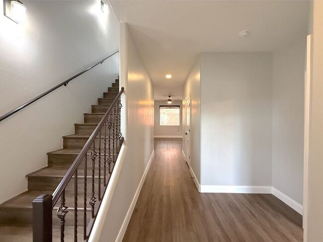 Photo - 4 bed, 2.5 bath duplex unit w/2 car garage