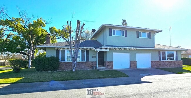 Building Photo - 3BR / 1.5BA Duplex – Water, Sewer, Trash & Gardener Included – Pet Friendly