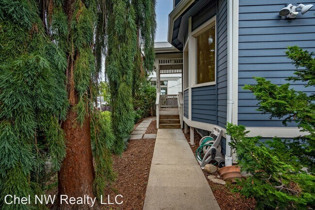 Photo - 3 br, 2.5 bath House - 1816 11th Ave W