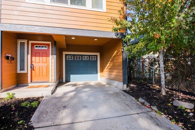 Remodeled 3/2.5 Townhomes - Remodeled 3/2.5 Townhomes Unit 1033 N Church St